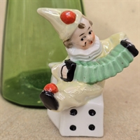 klovn-gul-dragt-hoej-spids-hat-porcelaens-figur-groen-harmonika-sidder-paa-terning-vase-gammel-bagved